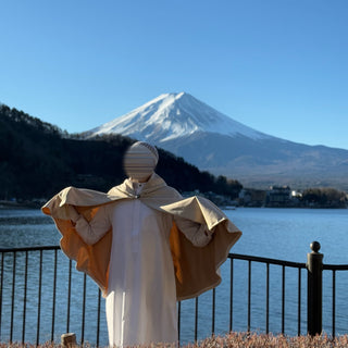 Capes et vestes Sawmah : pièces fortes, chaleur, tombé propre et présence sobre.